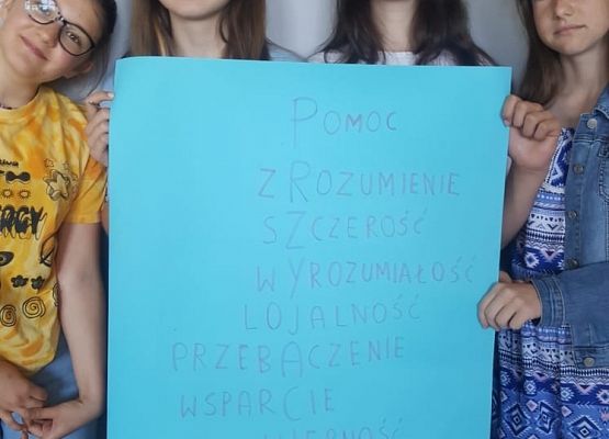 7c prezentuje plakat o przyjaźni