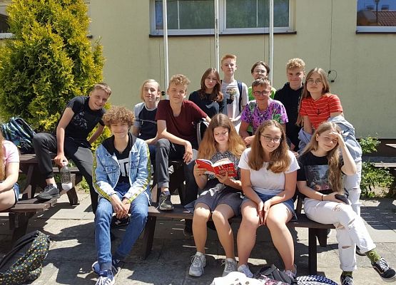 Amelia czyta opowiadanie