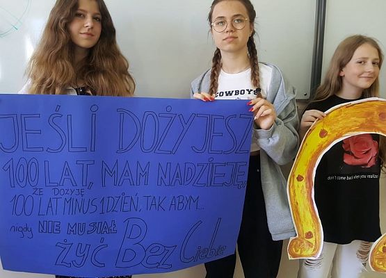 8a prezentuje plakat