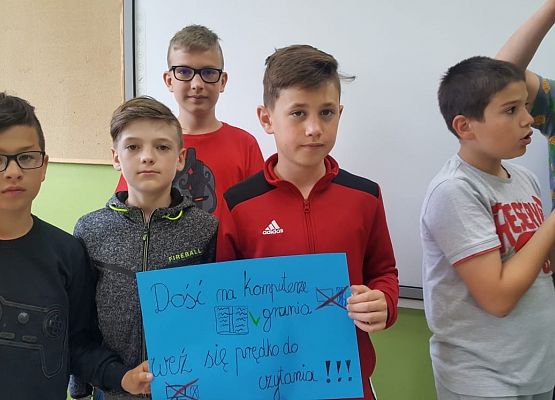 chłopcy z 4b prezentują plakat