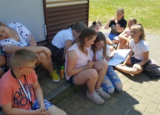 Dominika czyta opowiadanie