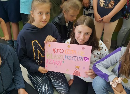 dziewczynki z 4b prezentują plakat