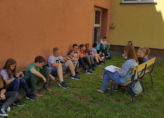 5a słucha opowiadań