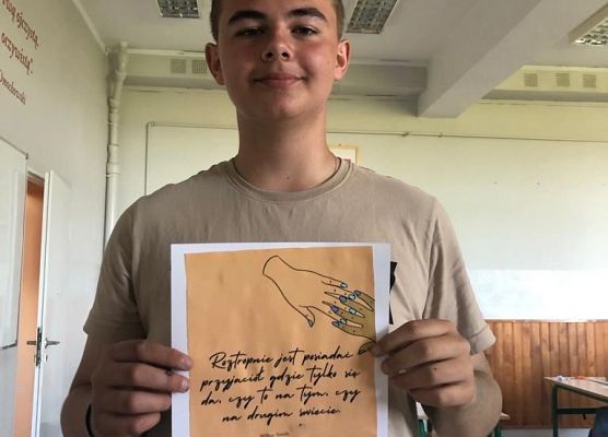 7a prezentuje plakat o przyjaźni