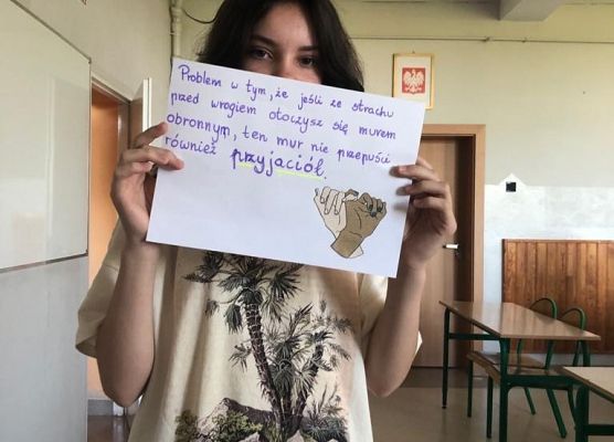 Julia prezentuje plakat