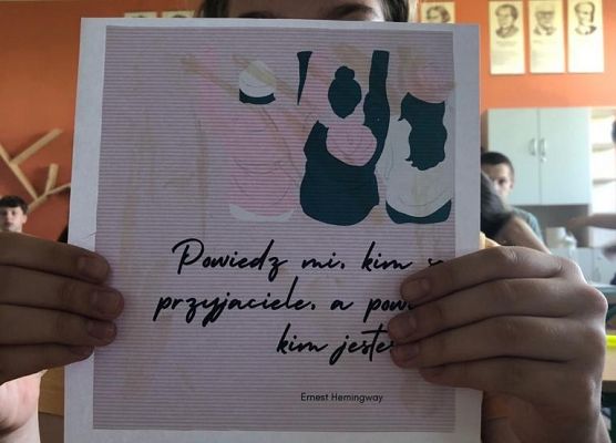 7a tworzy plakat o przyjaźni