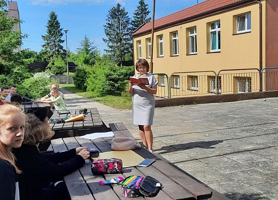 6d słucha opowiadania o odpowiedzialności i tworzy plakat