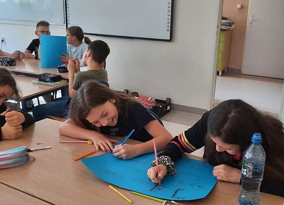 4a tworzy plakaty zachęcające do czytania