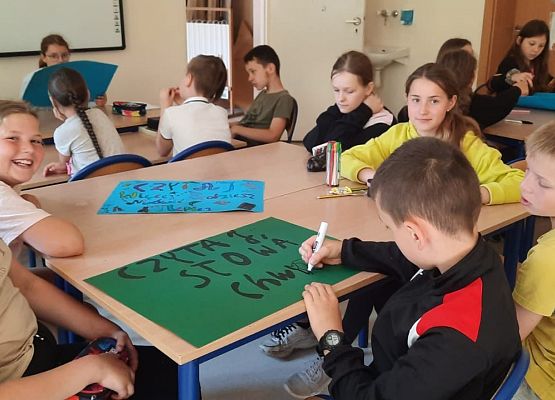 uczniowie z 4a tworzą plakaty