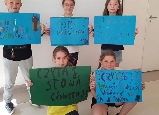 4a prezentuje plakaty