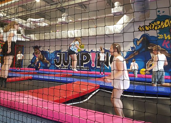 4b skacze w Parku Trampolin