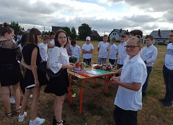 klasa 6b czeka na rozdanie świadectw