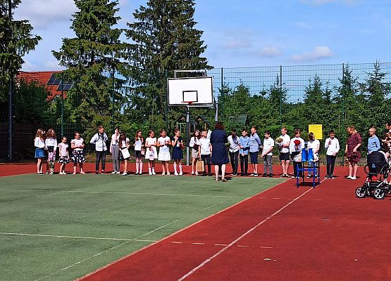 4a podczas rozdania świadectw