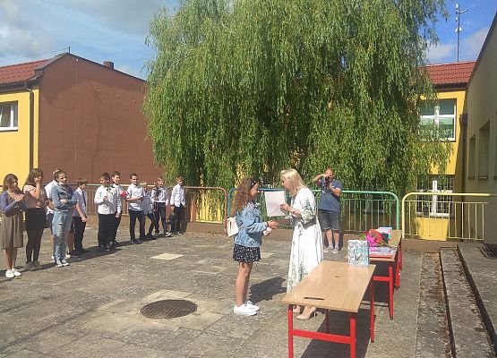 Martyna odbiera świadectwo zakończenia klasy 5