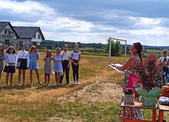 Pani Ola rozdaje świadectwa