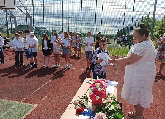 Pani Justyna Marcinkiewicz rozdaje świadectwa
