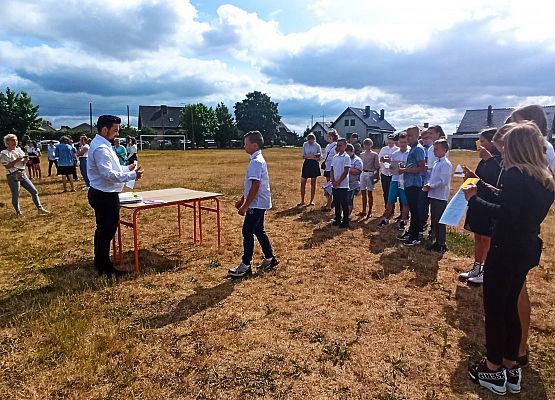 Beniamin odbiera świadectwo