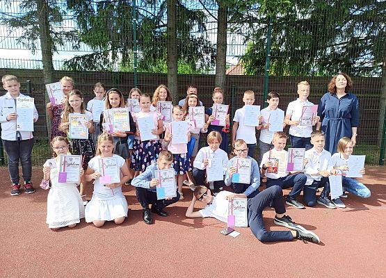 klasa 4a po rozdaniu świadectw