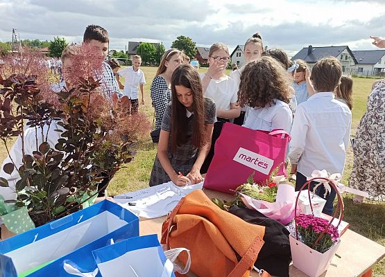 klasa 6c podpisuje koszulkę