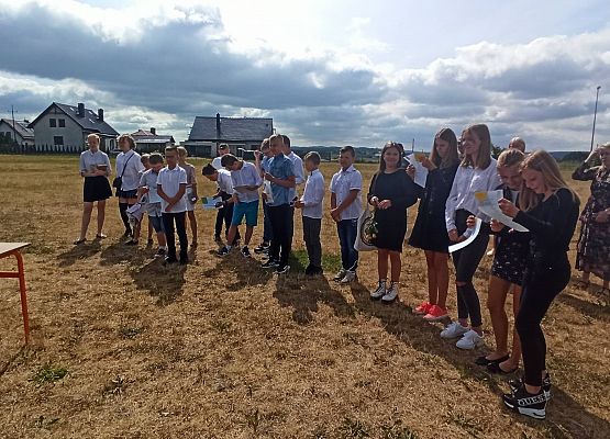 uczniowie klasy 6d podczas zakończenia roku szkolnego