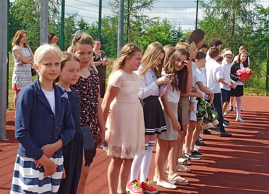 4b czeka na rozdanie świadectw