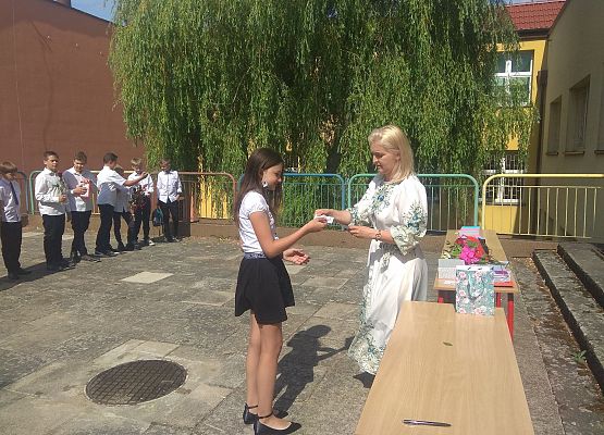 Magda odbiera świadectwo zakończenia klasy 5