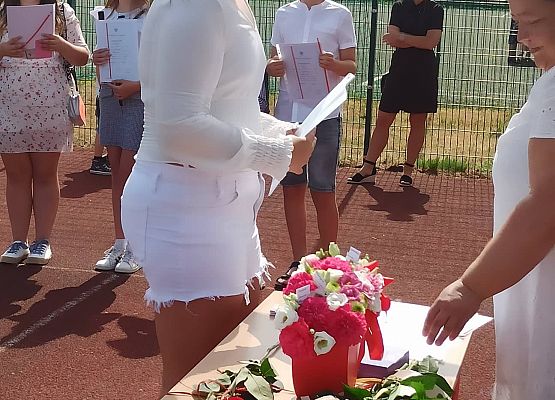 pani Justyna rozdaje świadectwa w klasie 4b