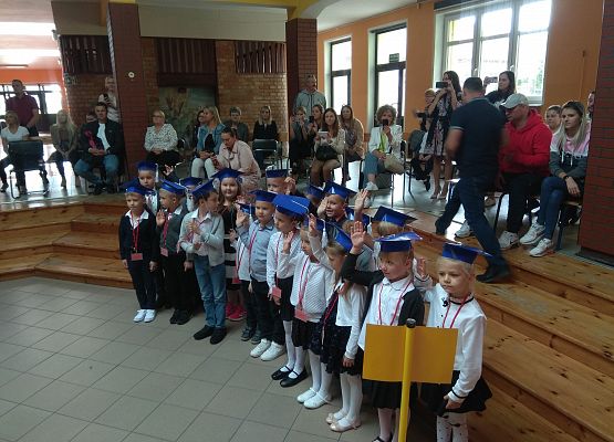 Grafika 2: Uroczyste rozpoczęcie roku szkolnego 2021/2022 w klasach pierwszych.