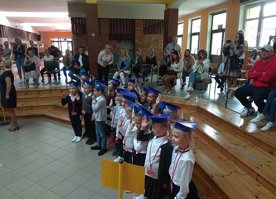 Grafika 4: Uroczyste rozpoczęcie roku szkolnego 2021/2022 w klasach pierwszych.
