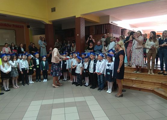 Grafika 8: Uroczyste rozpoczęcie roku szkolnego 2021/2022 w klasach pierwszych.