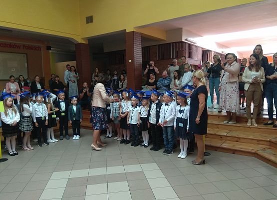 Grafika 9: Uroczyste rozpoczęcie roku szkolnego 2021/2022 w klasach pierwszych.