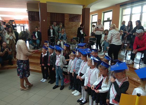 Grafika 11: Uroczyste rozpoczęcie roku szkolnego 2021/2022 w klasach pierwszych.