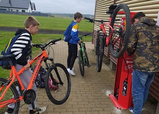 pierwsi uczniowie naszej szkoły naprawiają rowery