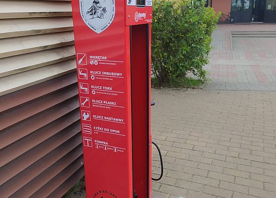 stacja i widok na wejście główne szkoły