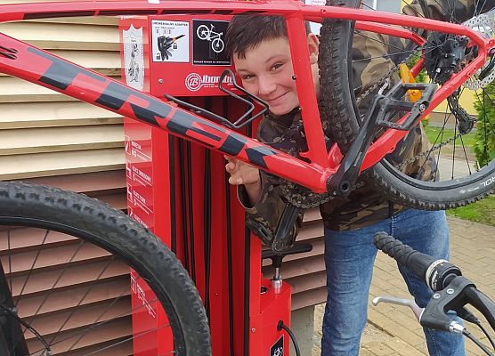 zadowolony uczeń i jego jednoślad