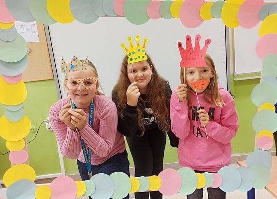 dziewczynki w foto budce