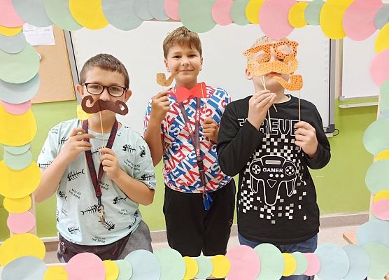 chłopcy z 4a w foto budce