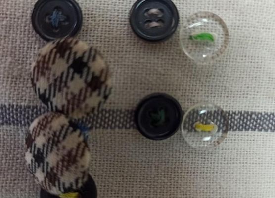 literka F z guzików