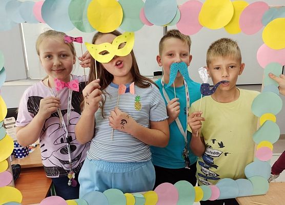 uczniowie 4b w foto budce