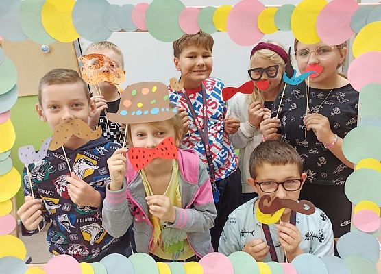 uczniowie klasy 4a w kolorowej foto budce