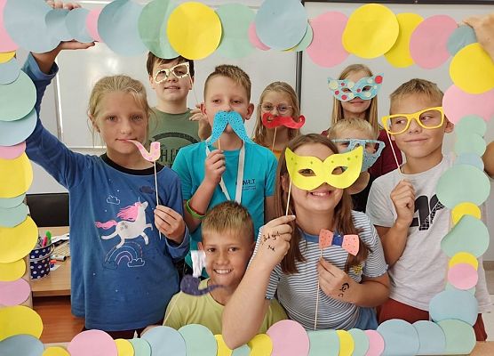 uczniowie klasy 4b w kolorowej foto budce