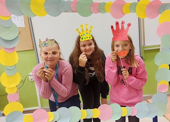 dziewczynki z 4a z rekwizytami w kropki