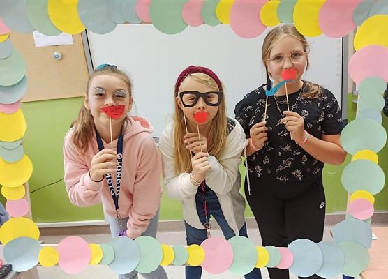 dziewczynki z 4a z kropkowanymi rekwizytami w foto budce