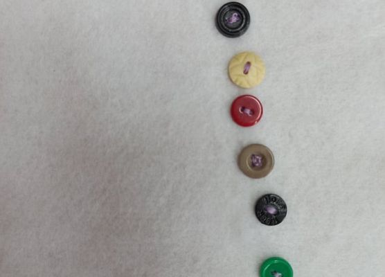 literka j z kolorowych guzików