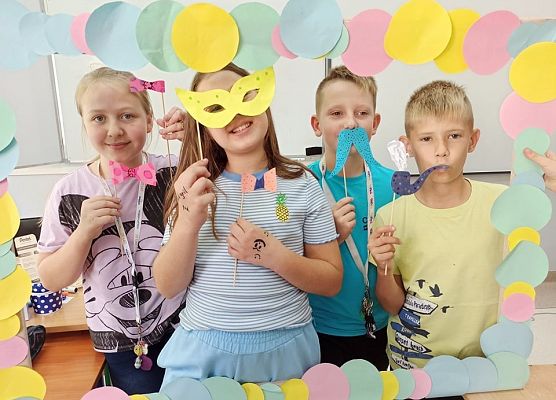 4b na lekcji w kolorowej foto budce