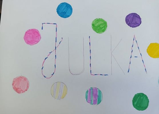 imię Julia ozdobione kropkami