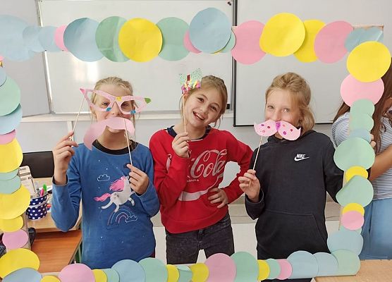 dziewczynki z 4b w kolorowej foto budce
