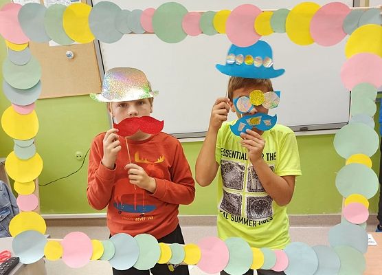 Patryk i Mikołaj z 4a w foto budce