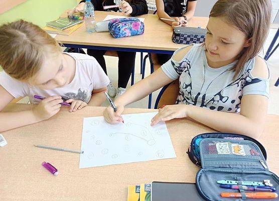 Emilka i Kornelia grają w grę