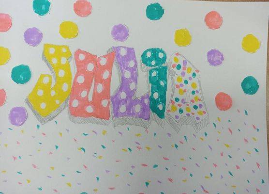 imię Julia ozdobione kropkami na technice